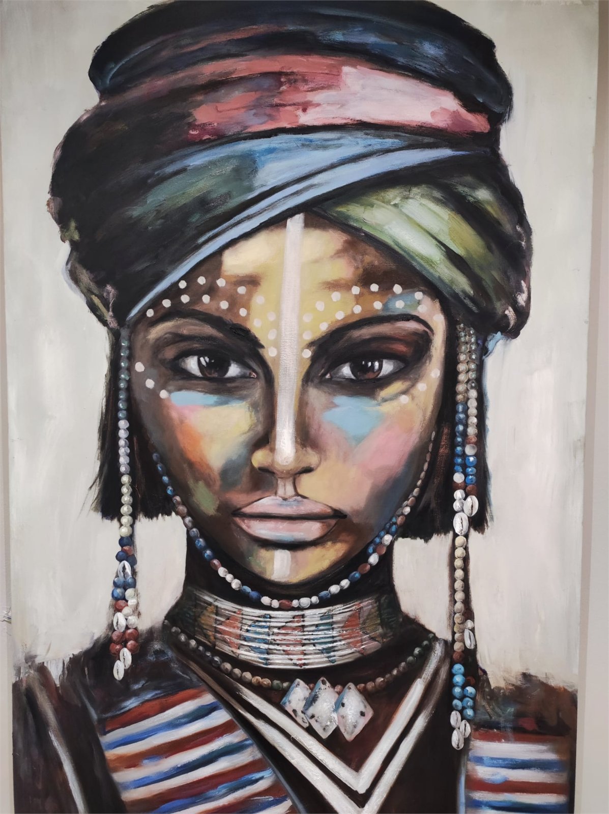 Retrato pintado de una mujer con turbante de colores, obra de Itziar Pérez
